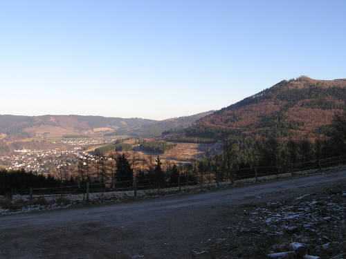 Oberhalb von Helmeringhausen. Der Blick auf Olsberg. Am rechten Bildrand der Gipfel Olsberg mit seinen 704 m. Auch er sollte noch bestiegen werden. Zunächst ging es jedoch noch bis ins Tal der Ruhr hinab.